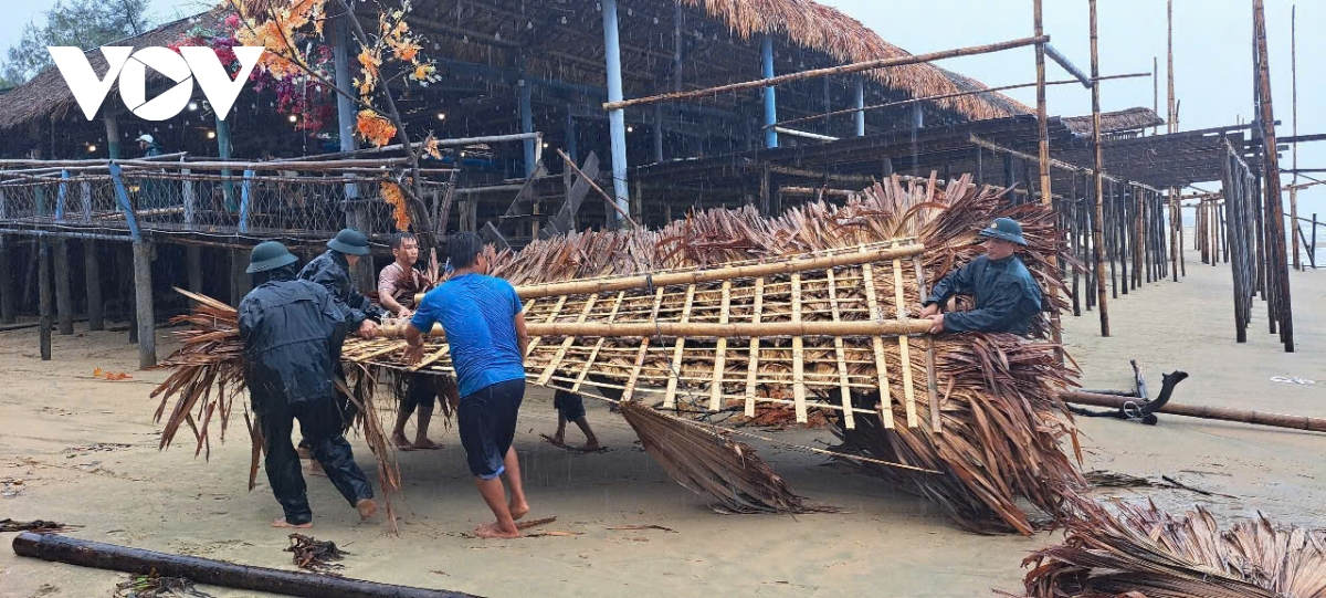 Hàng quán ven biển Chân Mây - Lăng Cô nghỉ bán, di chuyển đồ đạc tránh bão