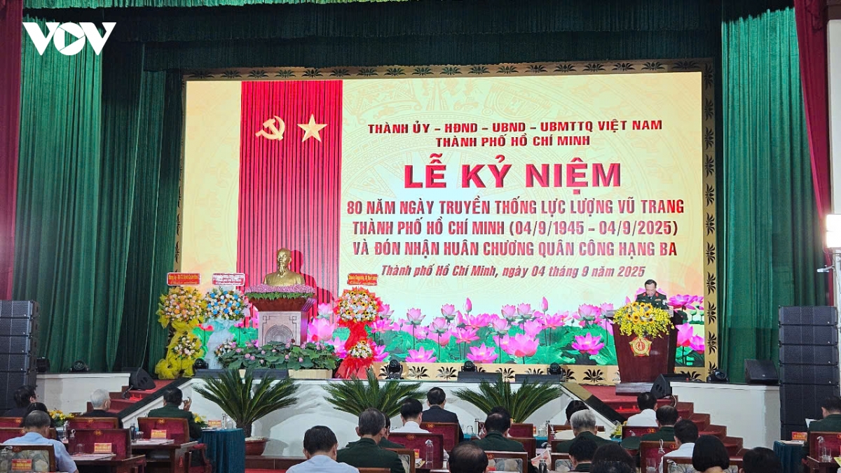 luc luong vu trang tp.hcm don nhan huan chuong quan cong hang ba hinh anh 1