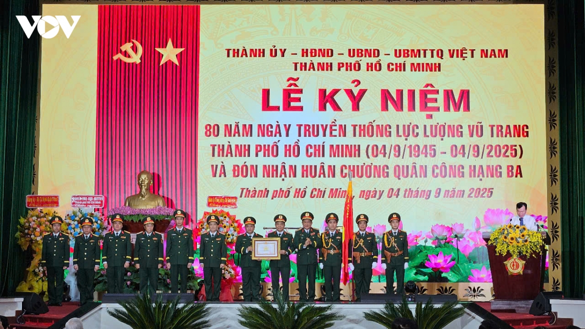 luc luong vu trang tp.hcm don nhan huan chuong quan cong hang ba hinh anh 2