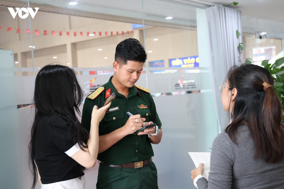 quan dan vo oa cam xuc tai le don can bo, chien si thuc hien a80 tro ve hinh anh 5