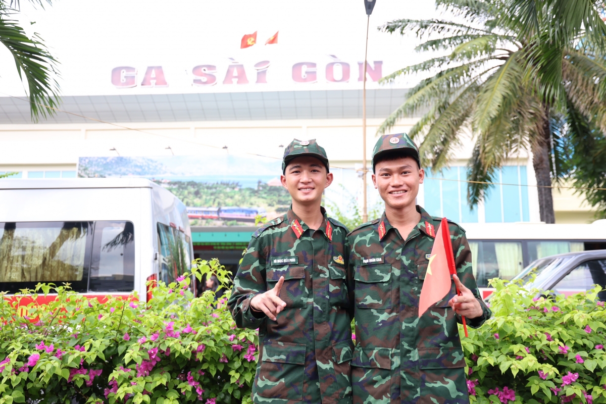 quan dan vo oa cam xuc tai le don can bo, chien si thuc hien a80 tro ve hinh anh 4