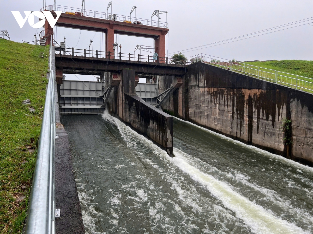 Hồ Núi Cốc xả tràn để ứng phó bão số 10