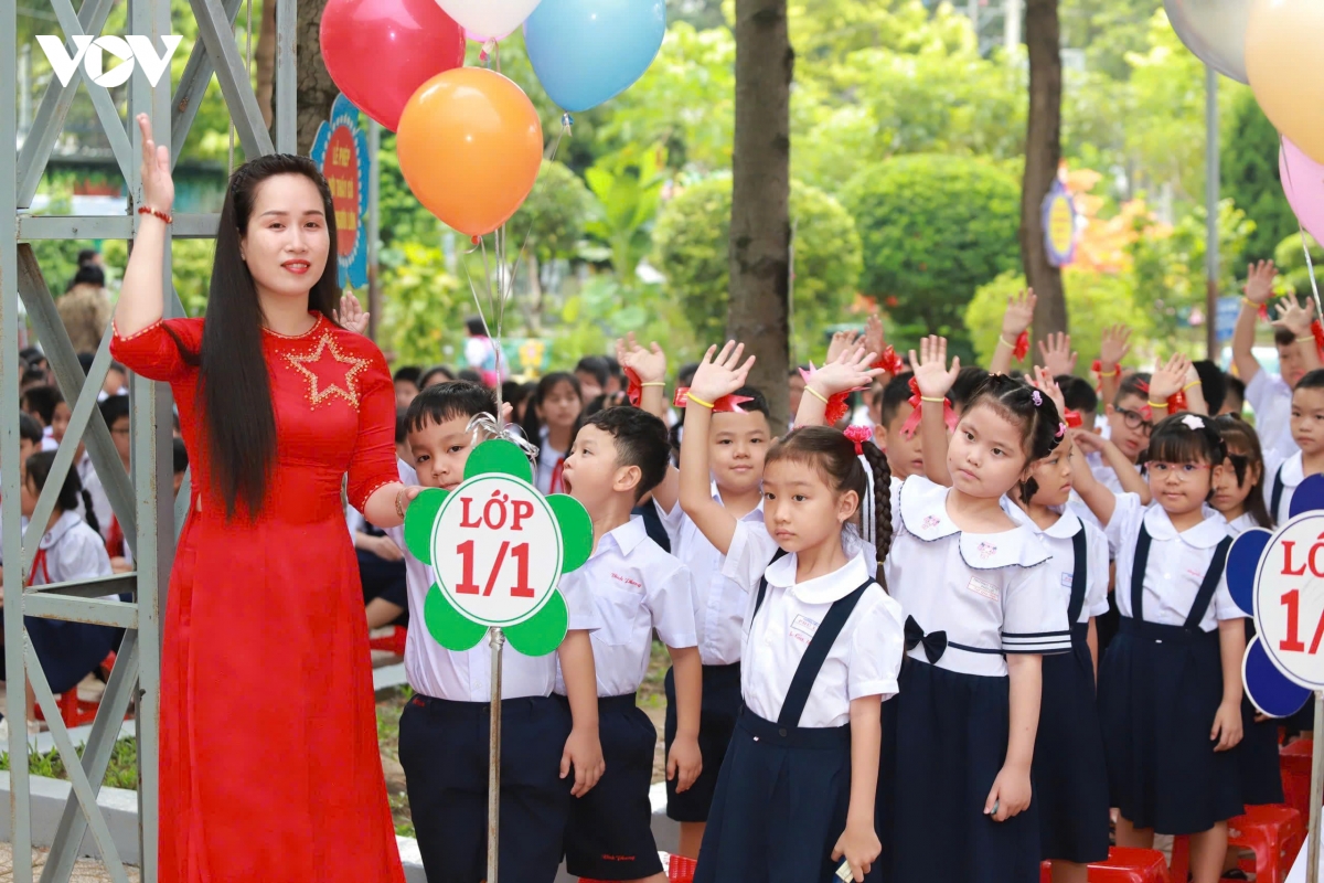 hon 2,5 trieu hoc sinh tu con Dao toi dat lien cua tp.hcm ron rang khai giang nam hoc moi hinh anh 3