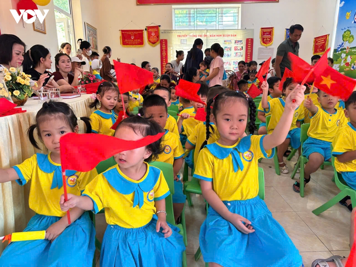 Am ap, ron rang le khai giang giua dao xa hinh anh 3