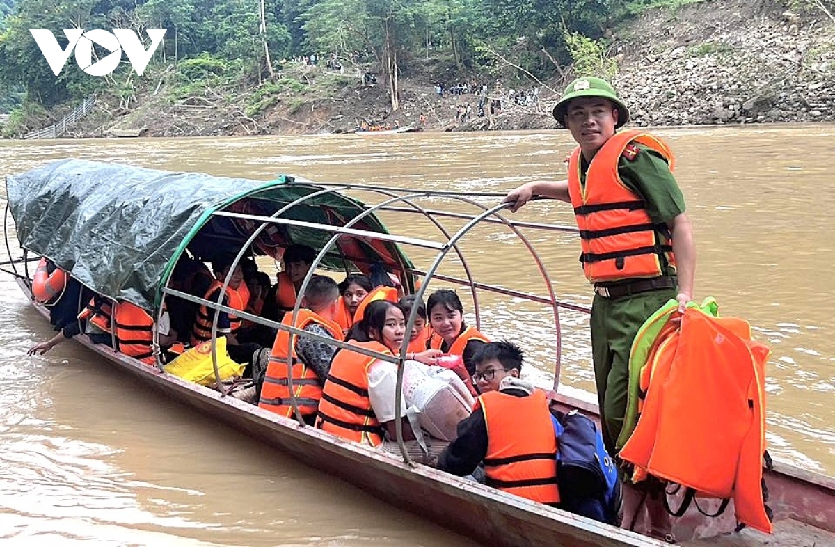Xã vùng cao Nghệ An dùng thuyền hỗ trợ học sinh vượt sông tựu trường