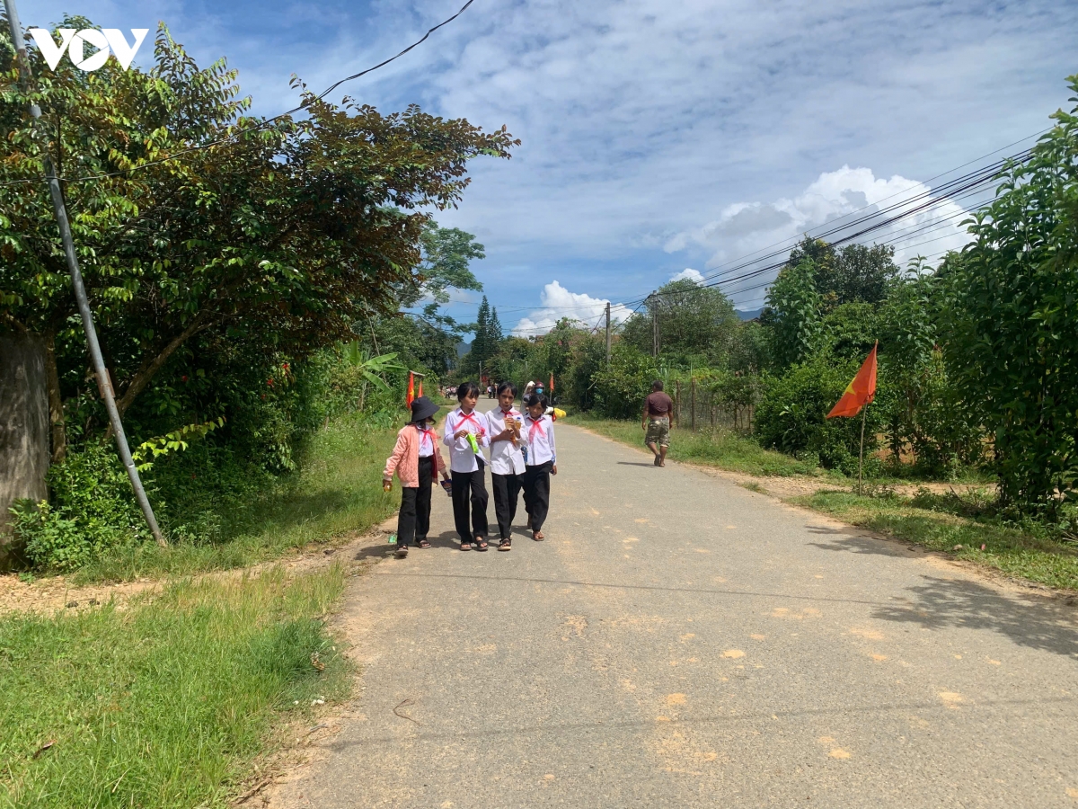 bo doi bien phong thanh pho hue tiep suc hoc sinh ngheo den truong hinh anh 3