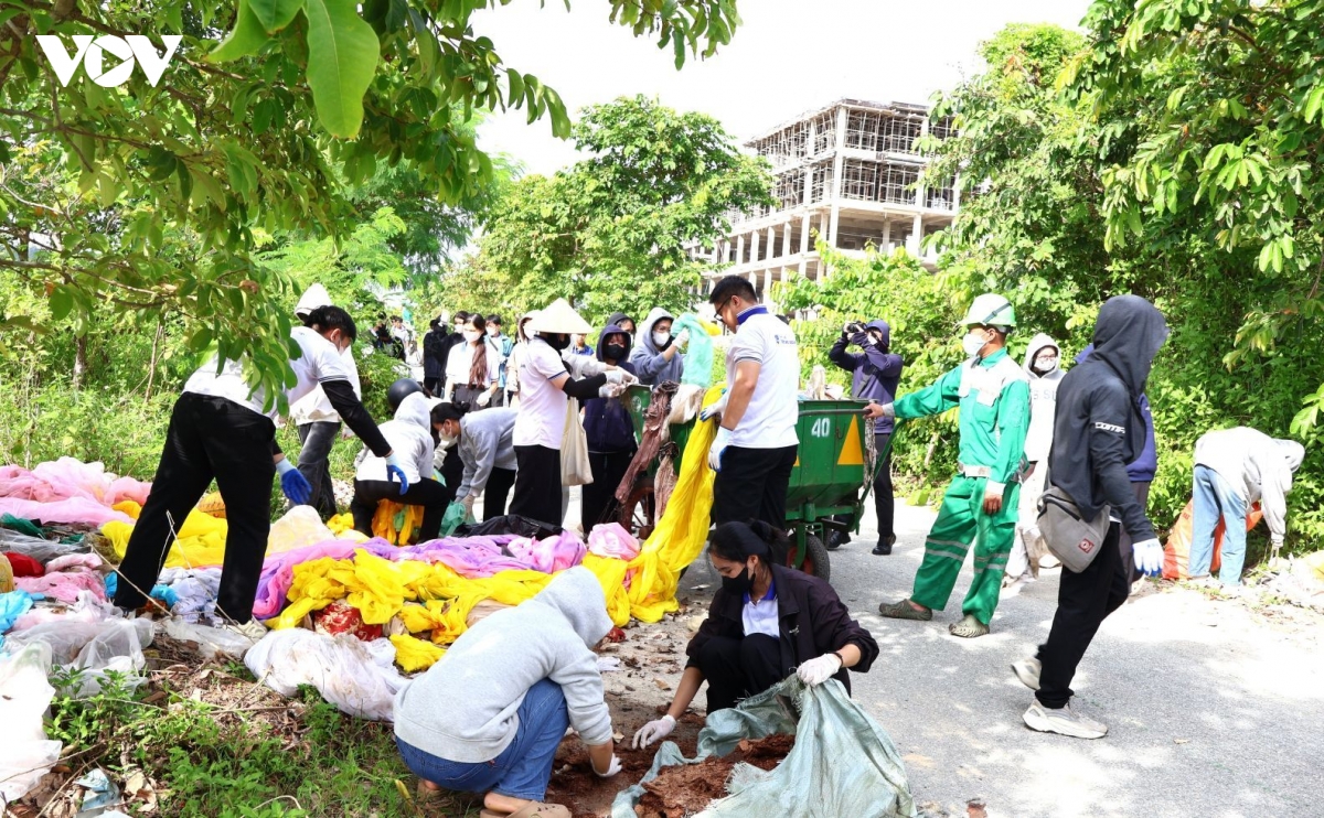 hue thi diem mo hinh Dat coc - hoan tra giam rac nhua hinh anh 4