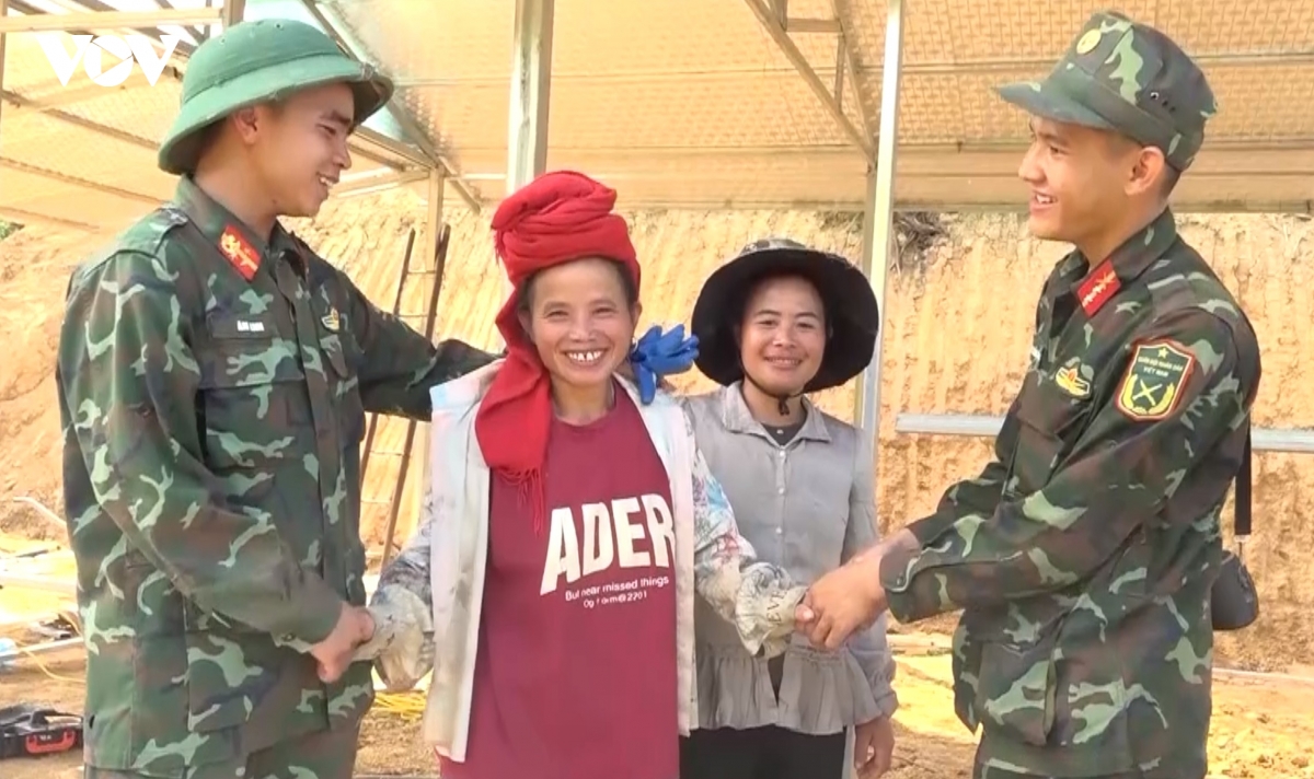 bo doi dung nha, giup dan xay cuoc song moi tren vung dat lu son la hinh anh 18