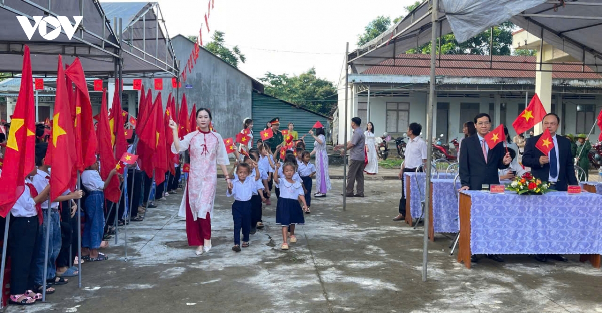 hang trieu hoc sinh tai cac tinh, thanh tren ca nuoc no nuc khai giang nam hoc moi hinh anh 5