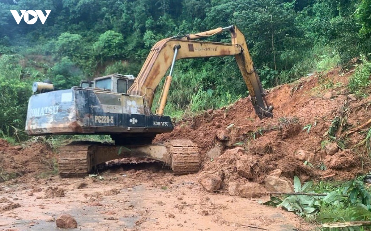 quang ngai no luc khac phuc sat lo, tinh lo 674 du kien thong xe tam vao 25 9 hinh anh 1