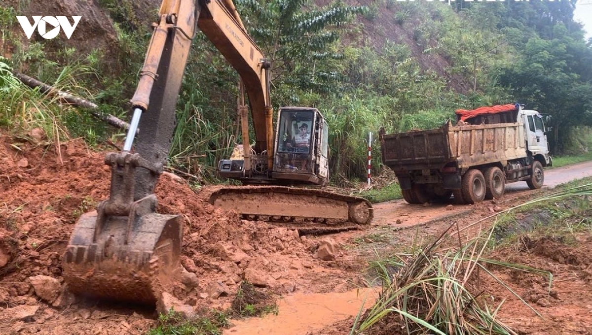quang ngai no luc khac phuc sat lo, tinh lo 674 du kien thong xe tam vao 25 9 hinh anh 2
