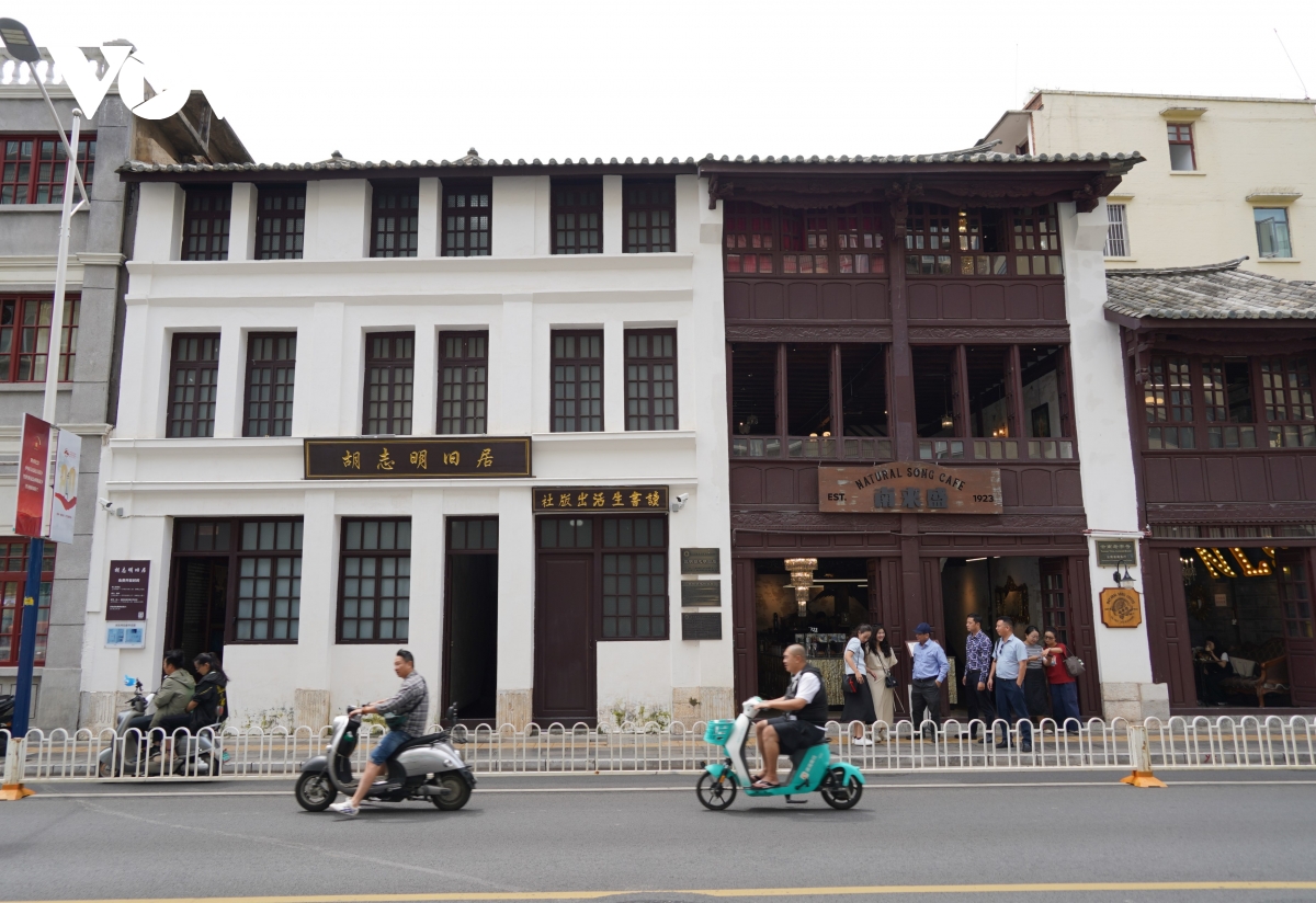 Thưởng thức "bánh mỳ Bác Hồ" ở Côn Minh, Trung Quốc