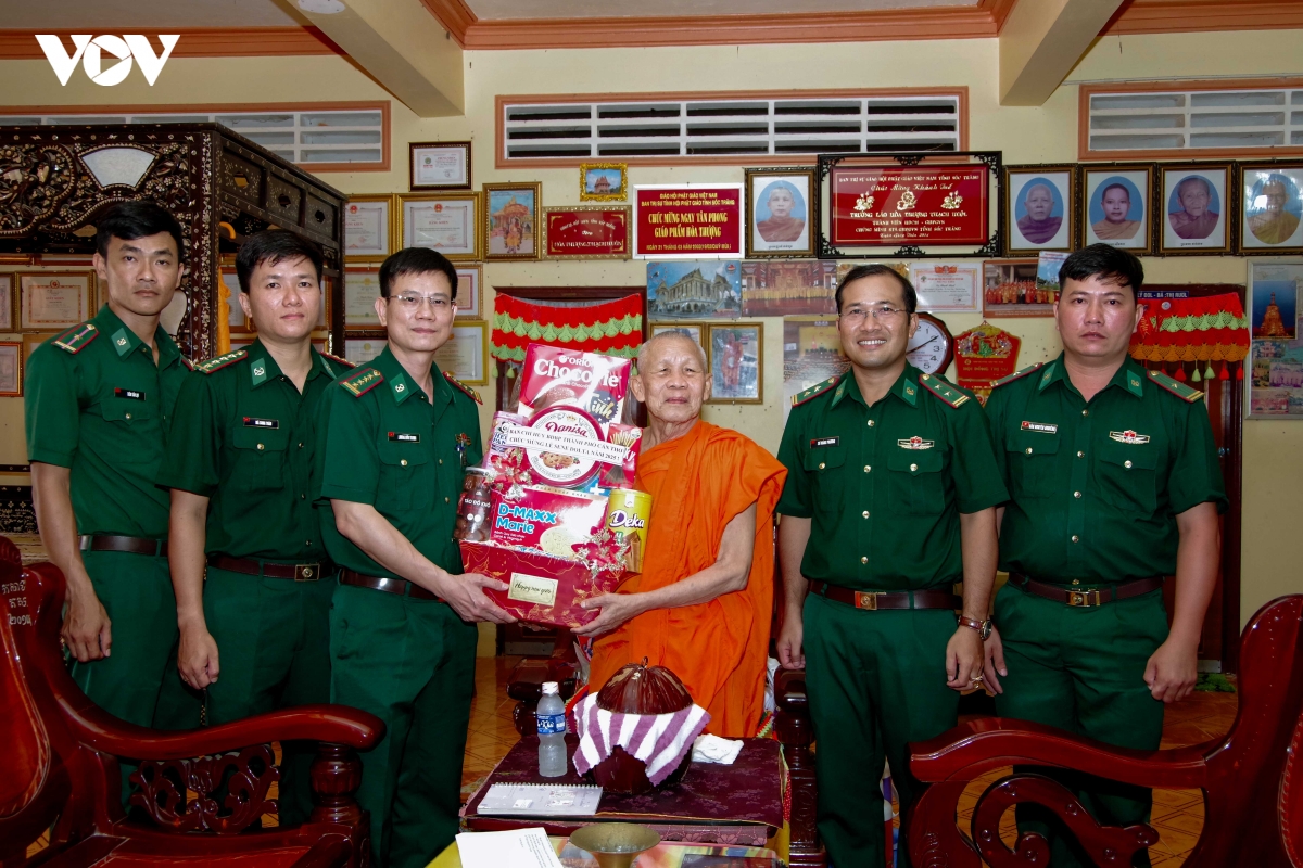 bDbp can tho tang qua cac chua khmer vung bien gioi bien dip le sen Don ta 2025 hinh anh 1
