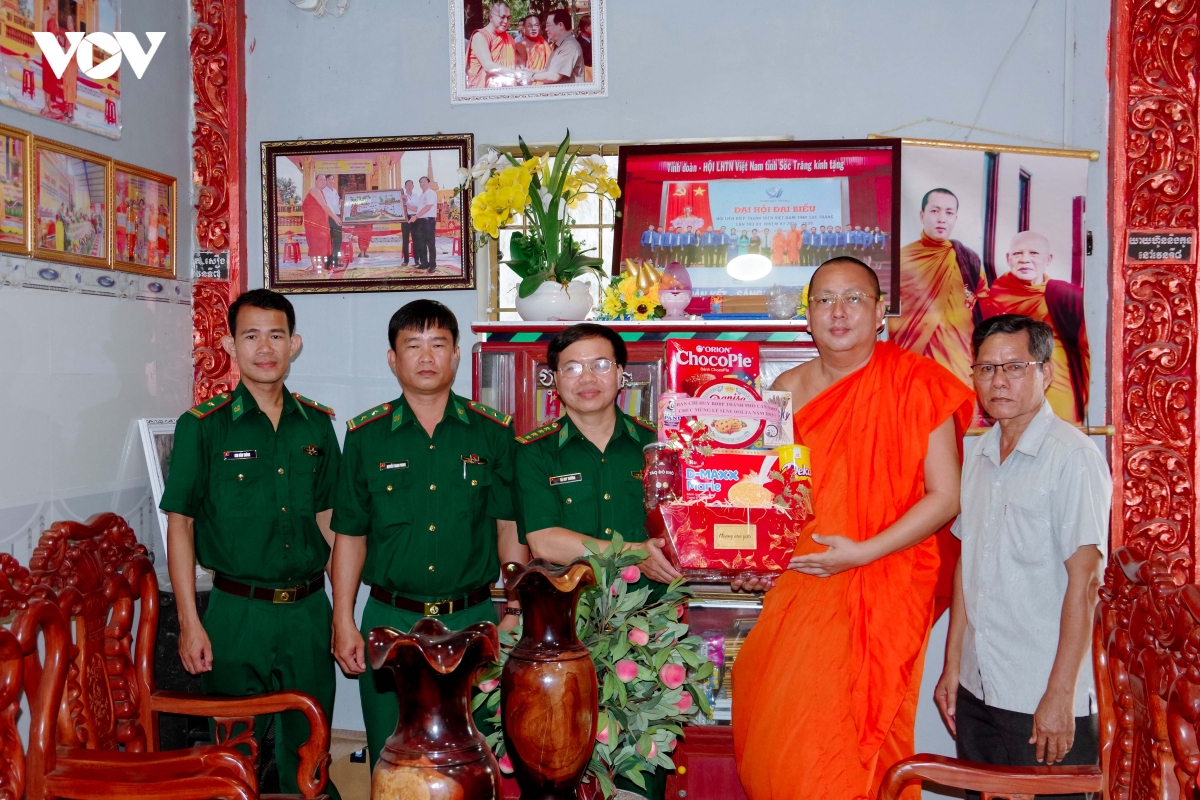 bDbp can tho tang qua cac chua khmer vung bien gioi bien dip le sen Don ta 2025 hinh anh 2