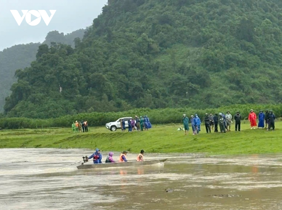 Cùng mẹ dắt trâu đi tránh lũ, một học sinh ở Quảng Trị bị nước cuốn mất tích