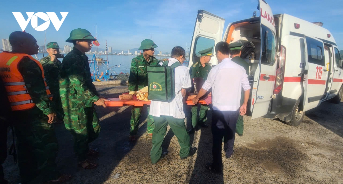 Bộ đội Biên phòng thành phố Đà Nẵng cứu ngư dân bị tai nạn trên biển