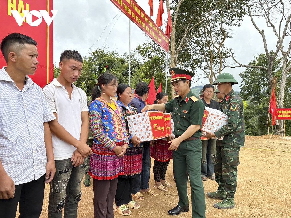 Niềm vui đón nhà mới ở vùng lũ Điện Biên