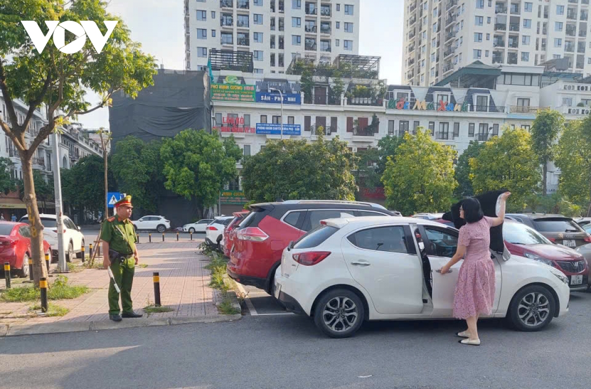 Kiểm tra đột xuất, lộ loạt vi phạm PCCC tại bãi giữ xe ở Hà Nội