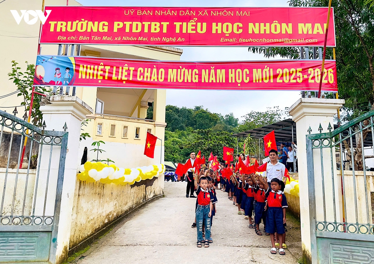 truong hoc vung lu nghe an vuot kho buoc vao nam hoc moi hinh anh 4