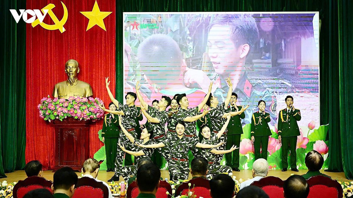 trao giai cuoc thi viet nhung tam guong binh di ma cao quy lan thu 16 hinh anh 3