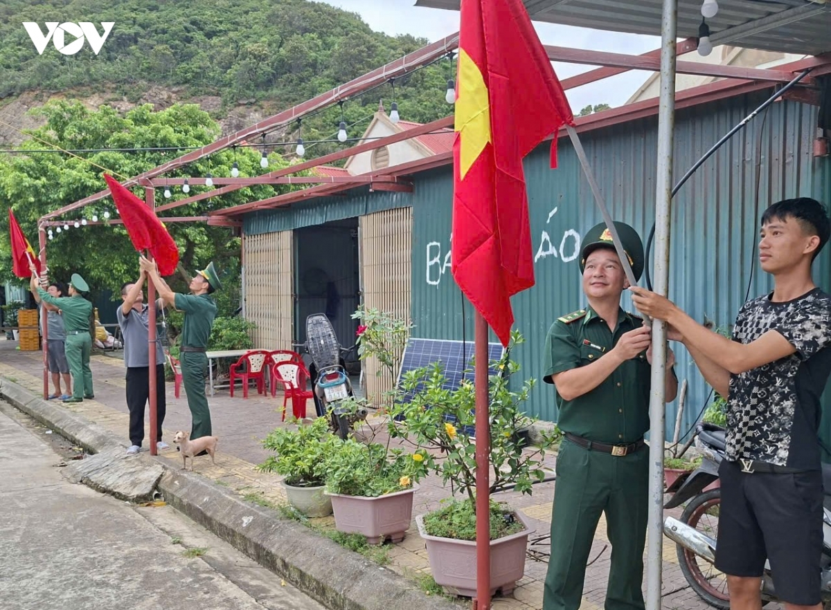 quang ninh tang co to quoc va anh bac ho cho nguoi dan bien gioi, hai dao hinh anh 1