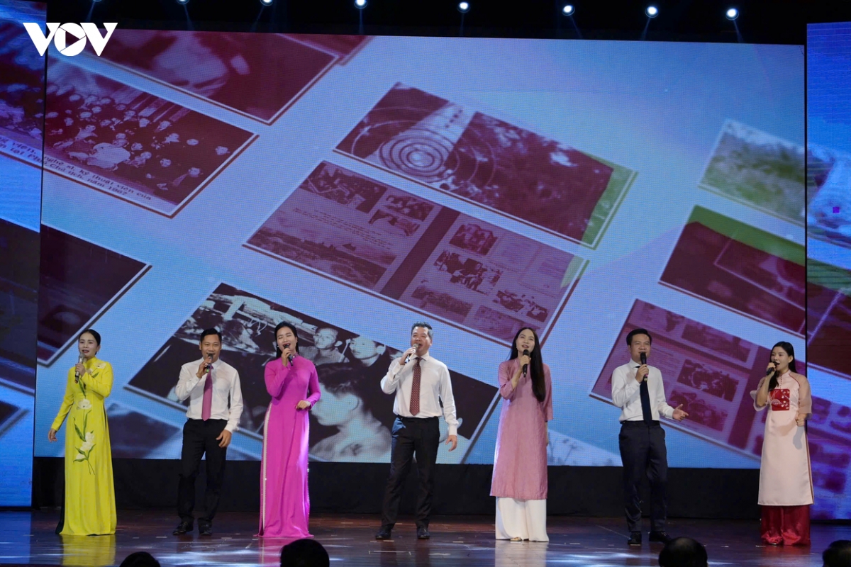 ra mat cuon sach Dai tieng noi viet nam 80 nam dong hanh cung dat nuoc hinh anh 9