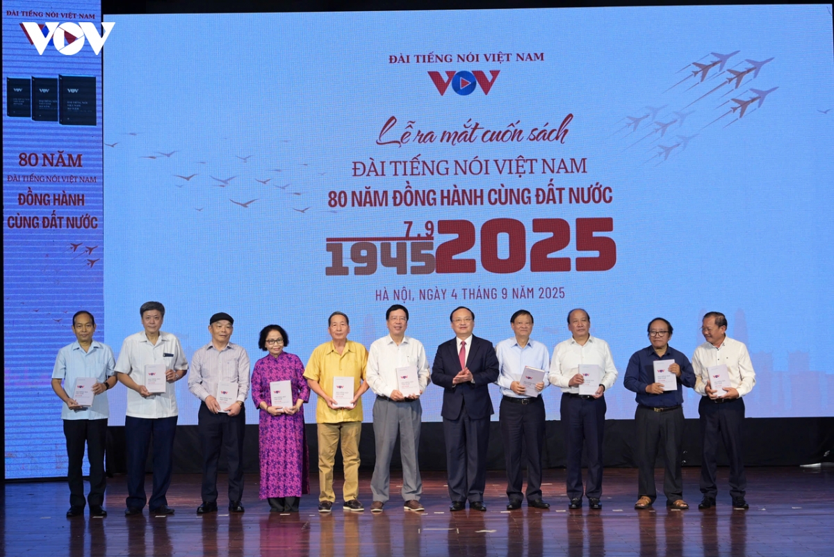 ra mat cuon sach Dai tieng noi viet nam 80 nam dong hanh cung dat nuoc hinh anh 6