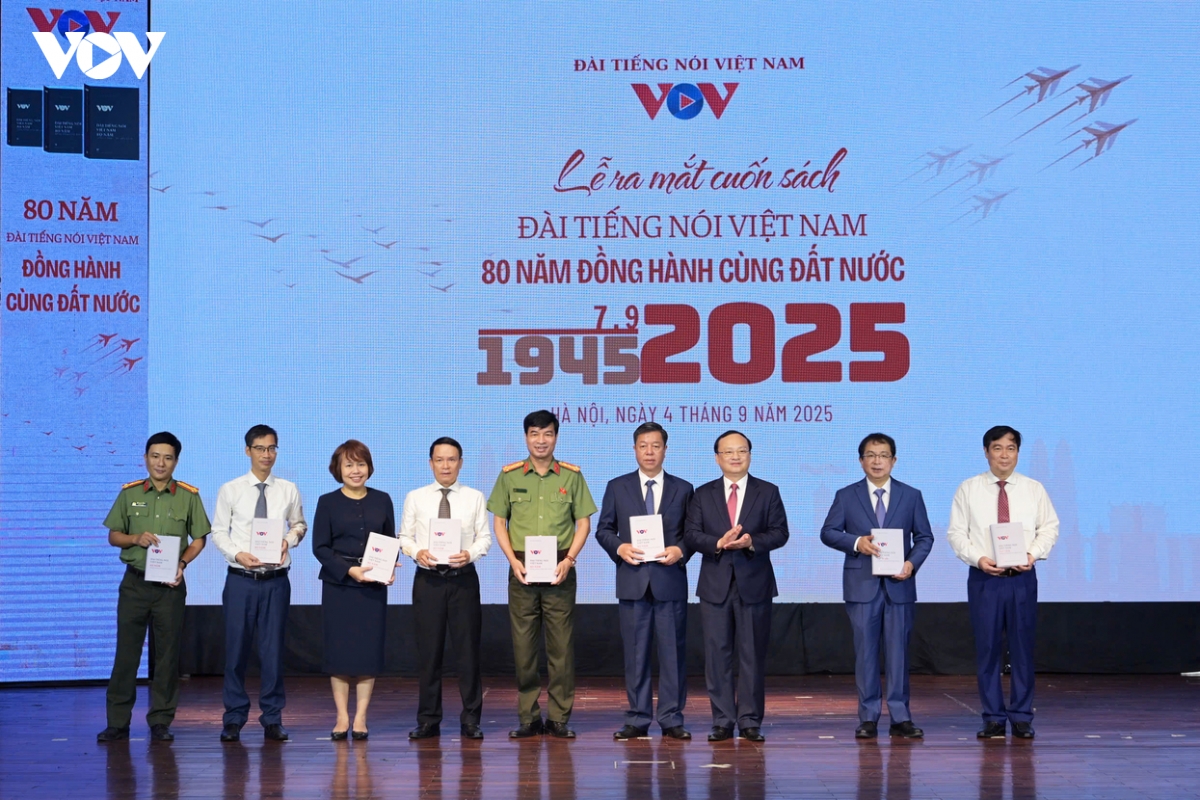 ra mat cuon sach Dai tieng noi viet nam 80 nam dong hanh cung dat nuoc hinh anh 7