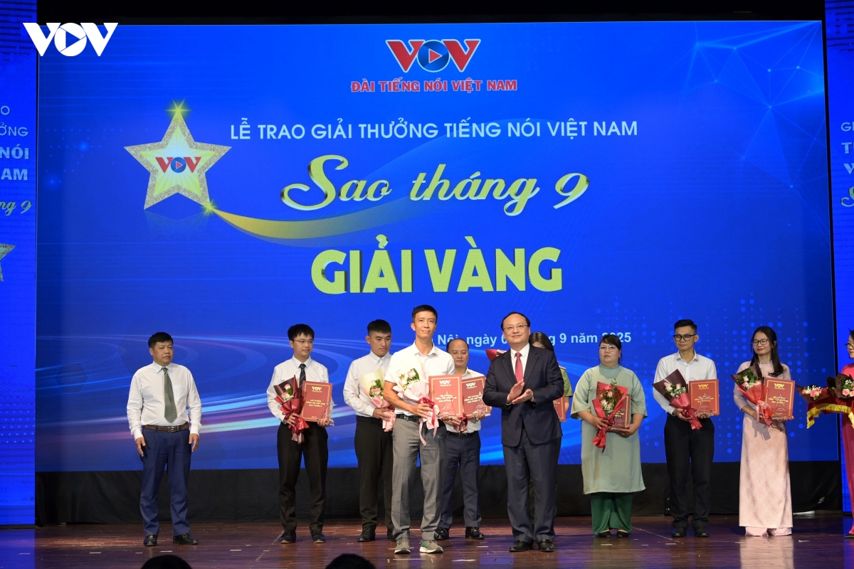 toan canh le trao giai tieng noi viet nam sao thang 9 nam 2025 hinh anh 9