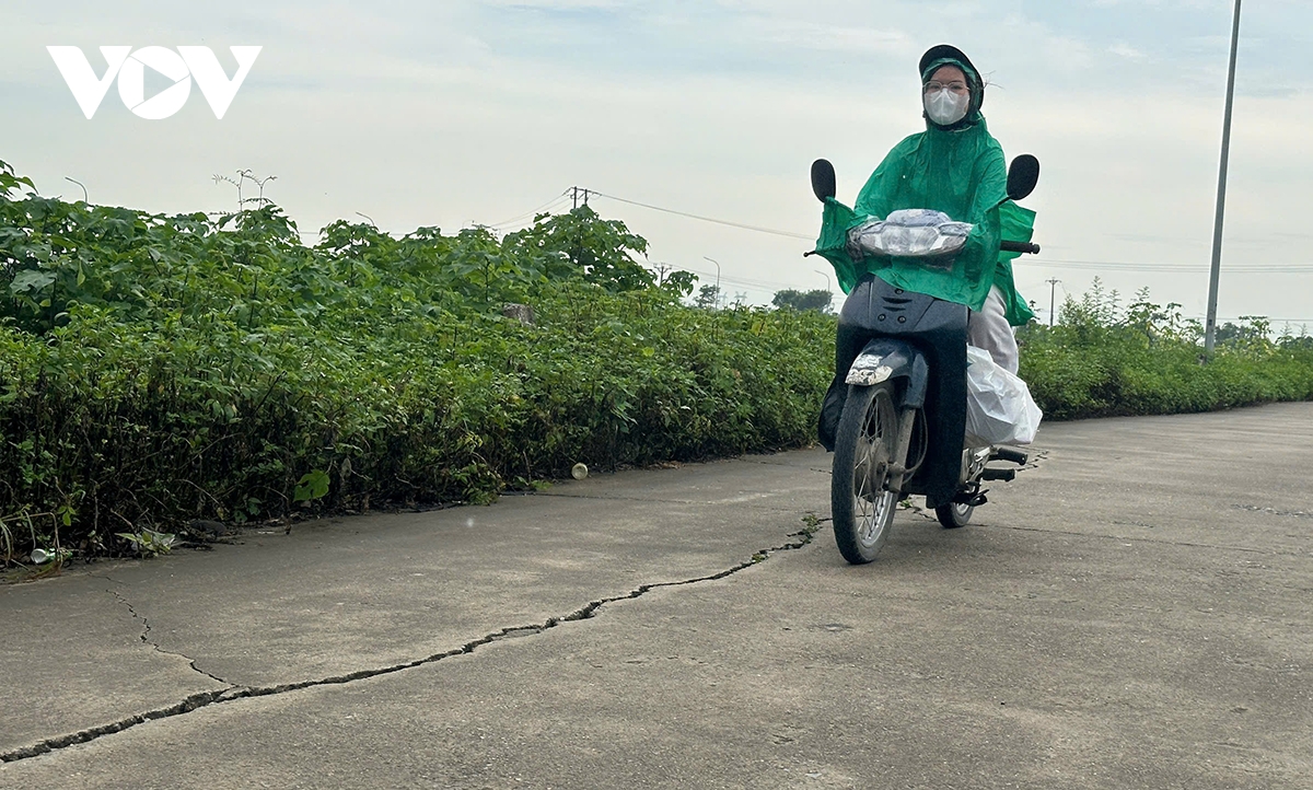 Đê sông Nhuệ rạn nứt, xuất hiện sạt lở nguy cơ mất an toàn