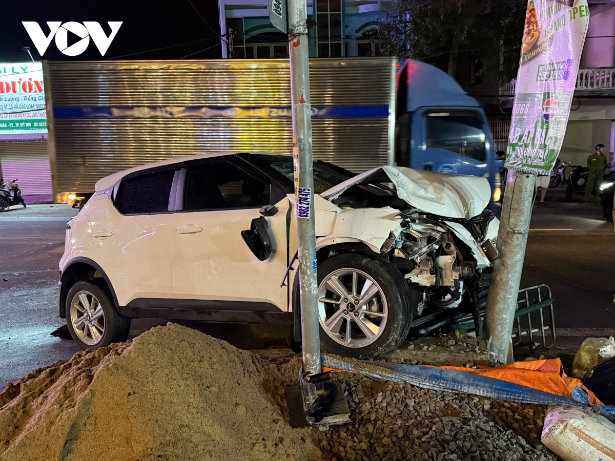 Một vụ tai nạn liên hoàn ở Đồng Tháp khiến 2 người thương vong