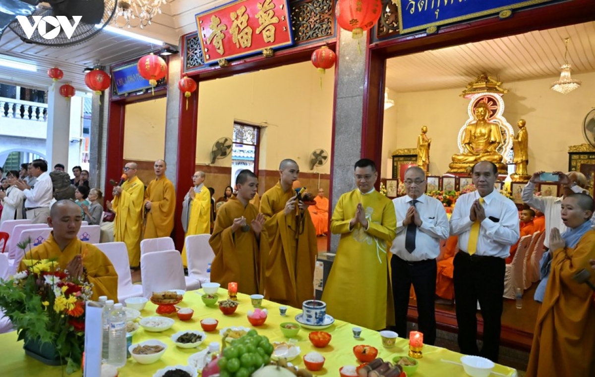 kieu bao tai thai lan thap sang tinh than uong nuoc nho nguon hinh anh 4
