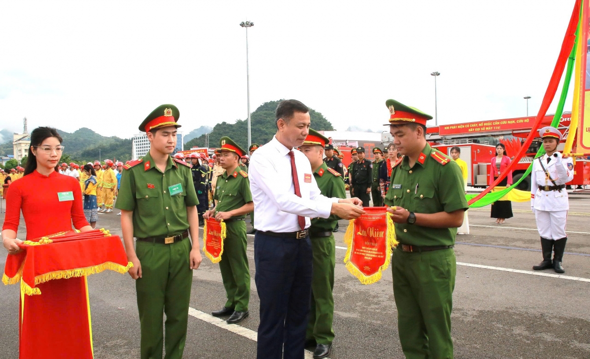 nang cao nghiep vu chua chay va cuu nan, cuu ho cho cac luc luong o son la hinh anh 1