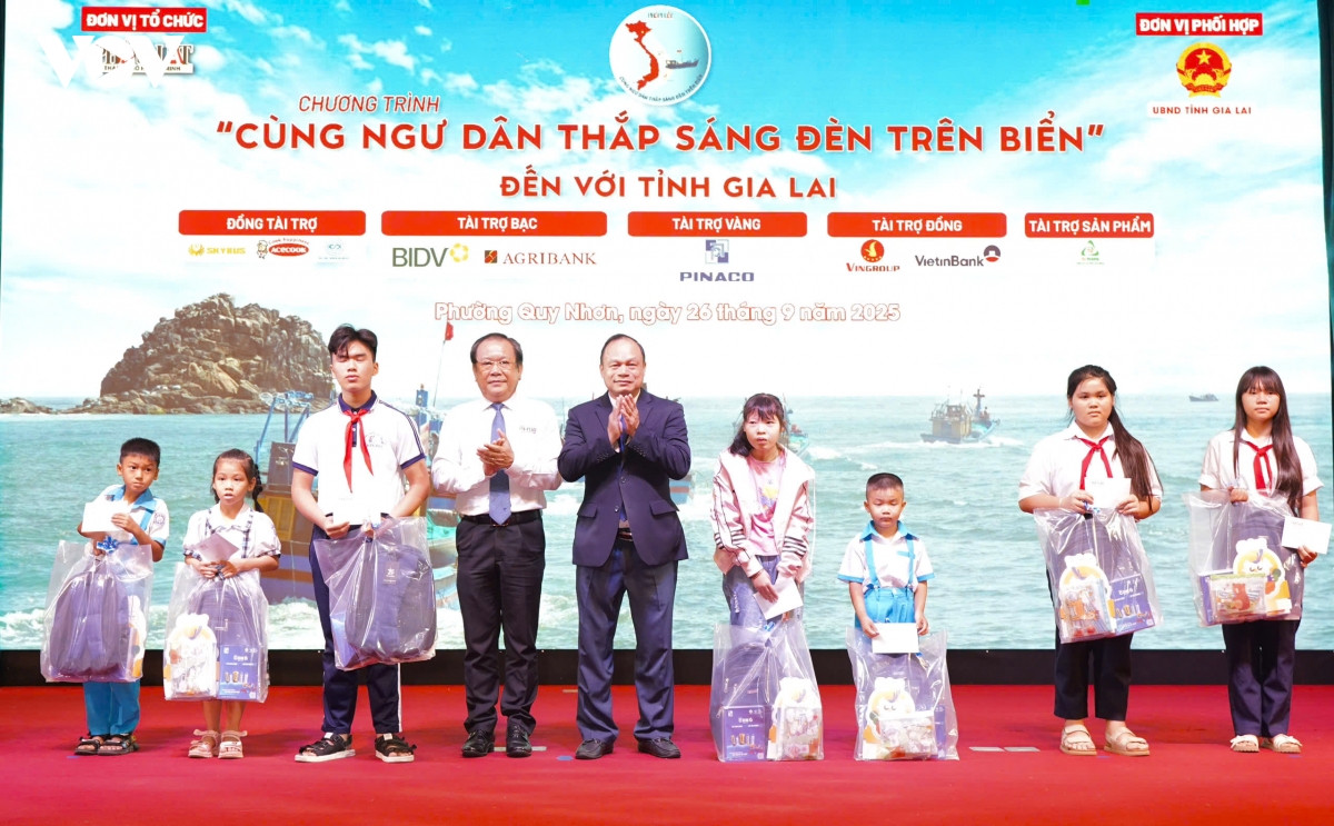 gia lai lan toa tu chuong trinh cung ngu dan thap sang den tren bien hinh anh 1