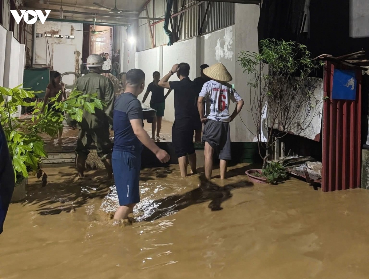 trang dem giup nguoi dan chay lu o cao bang hinh anh 2
