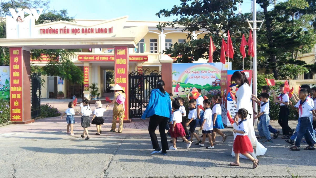 Am ap, ron rang le khai giang giua dao xa hinh anh 5