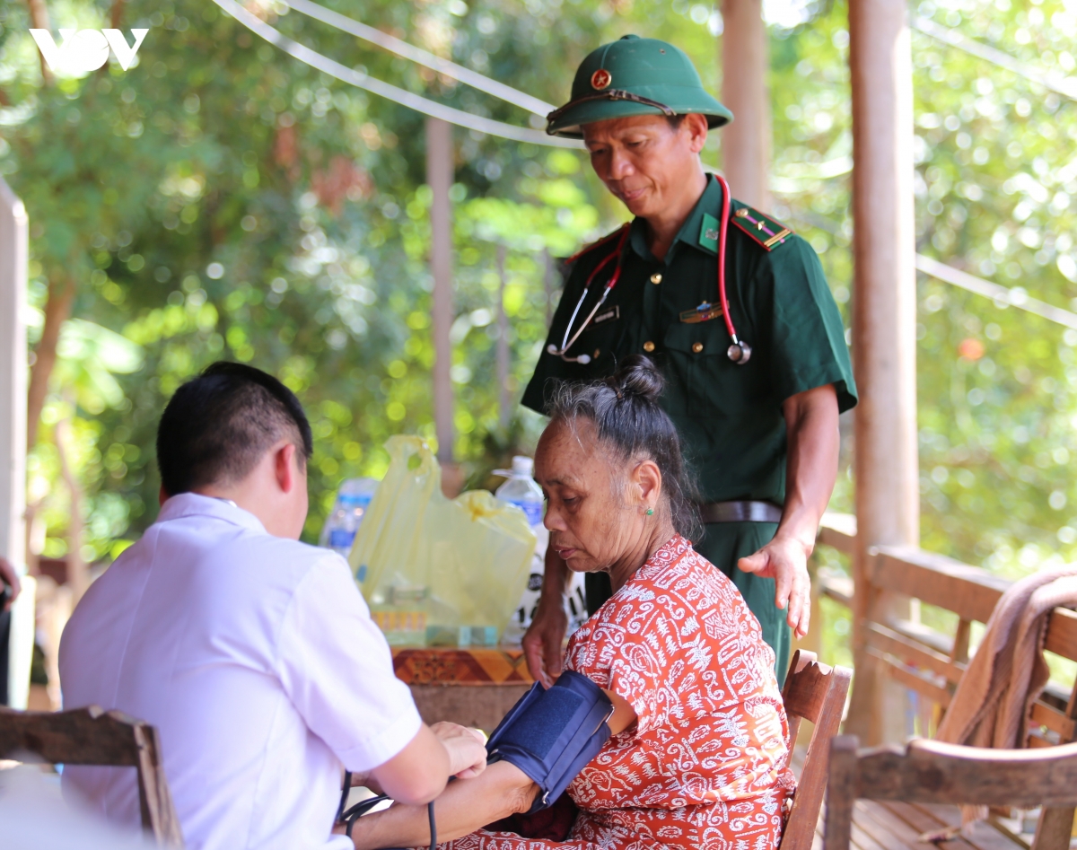 nghe an ra soat, dieu dong can bo y te ve tuyen xa hinh anh 1