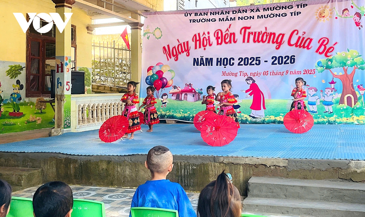 Lễ khai giảng trong tâm lũ quét ở Trường mầm non Mường Típ, Nghệ An