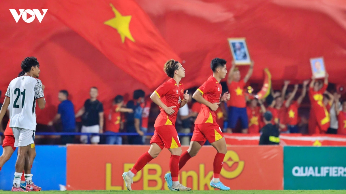 viktor le noi gi sau khi ghi ban thang dau tien trong mau ao u23 viet nam hinh anh 1