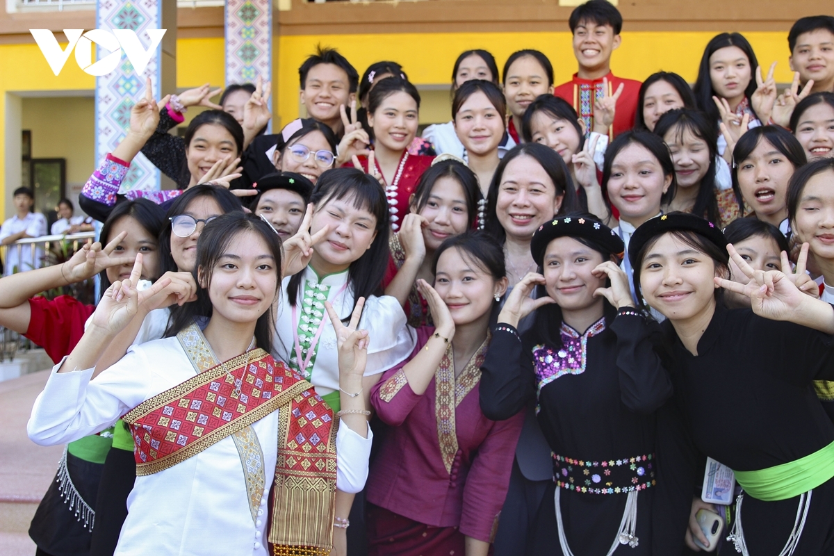 Phó Chủ tịch nước trao học bổng cho học sinh ở Điện Biên