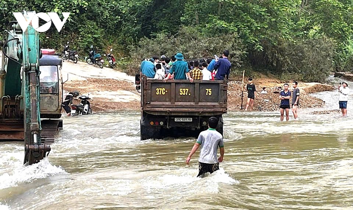 Xã miền núi Nghệ An huy động xe tải đưa học sinh vượt suối dự lễ khai giảng