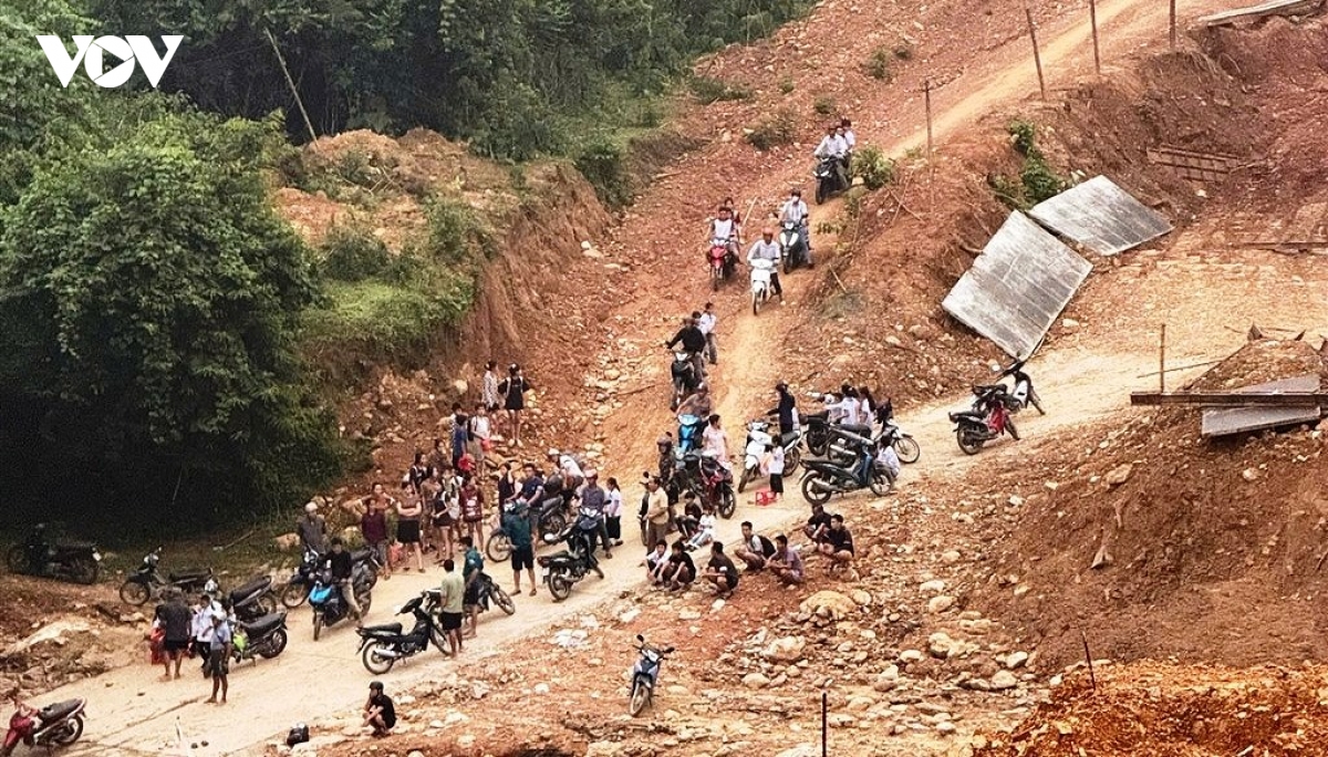 xa mien nui nghe an huy dong xe tai dua hoc sinh vuot suoi du le khai giang hinh anh 2