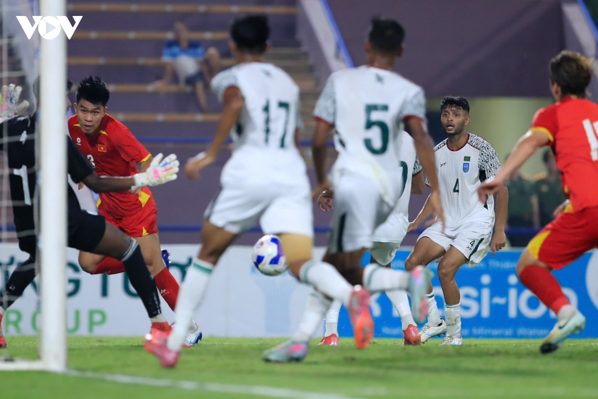 toan canh u23 viet nam 2-0 u23 bangladesh Dau xuoi, mong duoi lot hinh anh 10