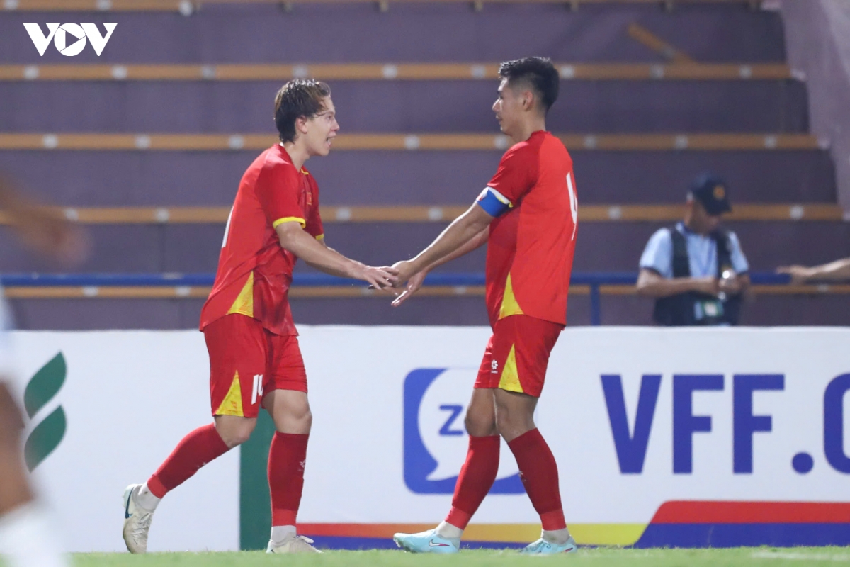 toan canh u23 viet nam 2-0 u23 bangladesh Dau xuoi, mong duoi lot hinh anh 11