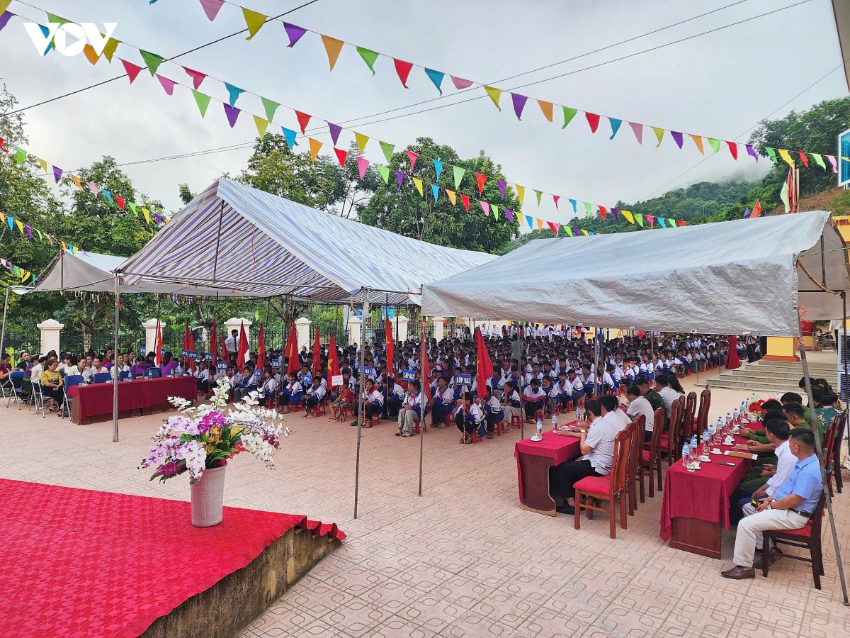 hang trieu hoc sinh tai cac tinh, thanh tren ca nuoc no nuc khai giang nam hoc moi hinh anh 2