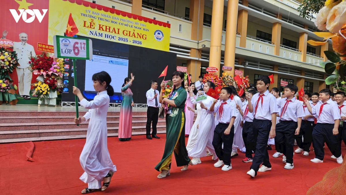 hang trieu hoc sinh tai cac tinh, thanh tren ca nuoc no nuc khai giang nam hoc moi hinh anh 16