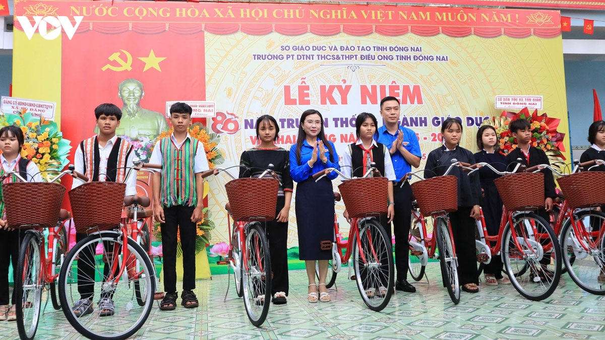 hang trieu hoc sinh tai cac tinh, thanh tren ca nuoc no nuc khai giang nam hoc moi hinh anh 23