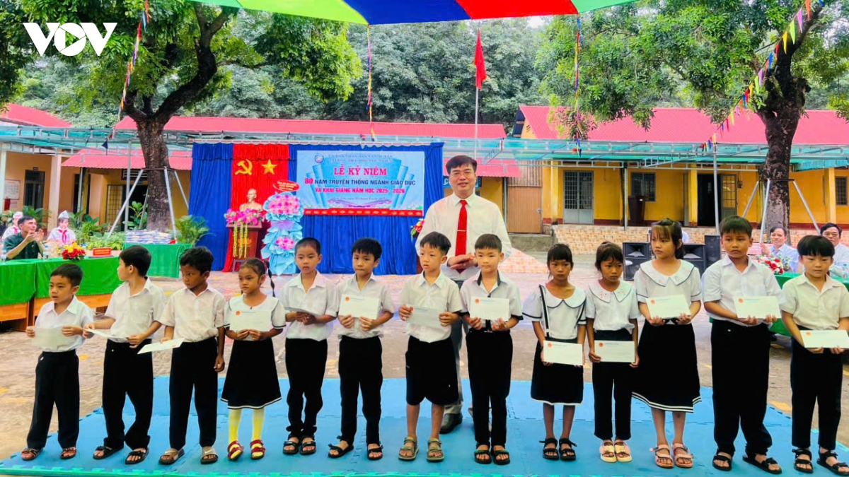 hang trieu hoc sinh tai cac tinh, thanh tren ca nuoc no nuc khai giang nam hoc moi hinh anh 24