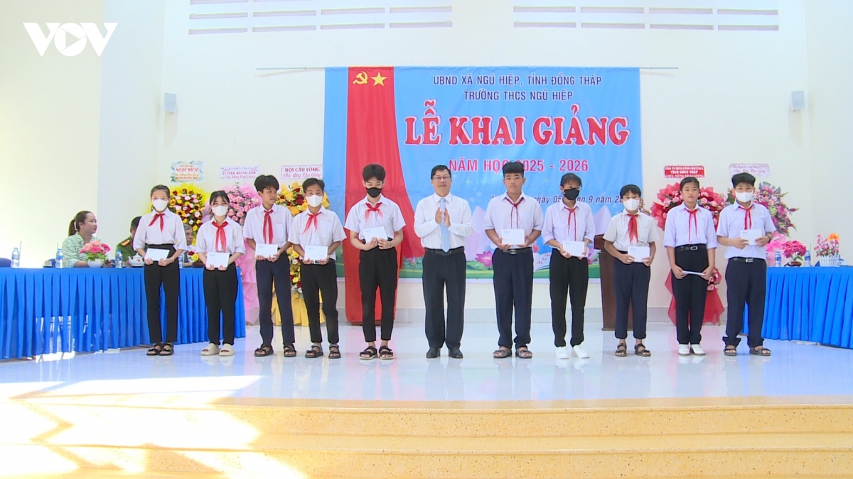 hang trieu hoc sinh tai cac tinh, thanh tren ca nuoc no nuc khai giang nam hoc moi hinh anh 15