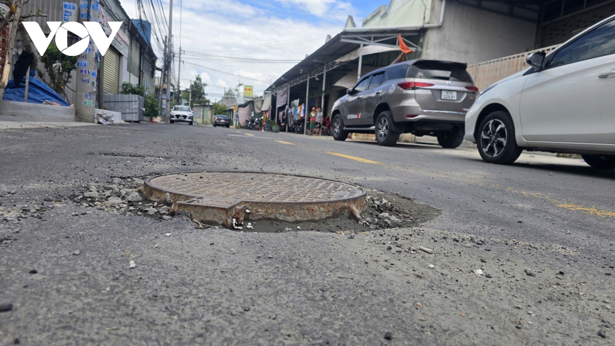 Sửa chữa các nắp cống lồi lõm trên đường ở TP.HCM sau phản ánh của VOV